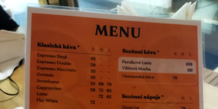 Káva a zákusek v kavárně Dobro&Dobro Cafe: espresso i cappuccino, muffin či normandský jablečný koláč