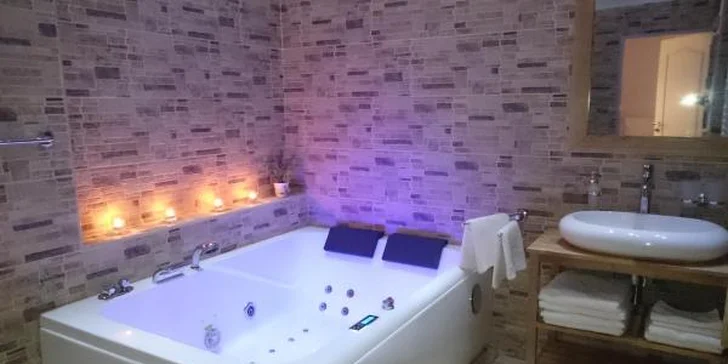 Romantická Praha se snídaní, sektem, s vířivkou i saunou na pokoji