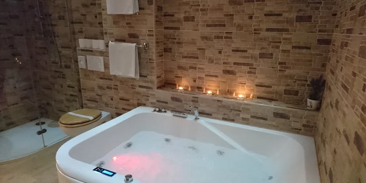 Romantický pobyt v kouzelné Praze se snídaní, sektem a privátním wellness na pokoji