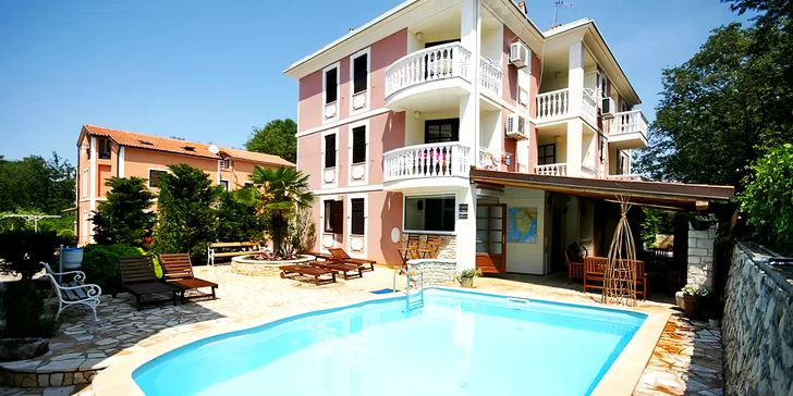 Dovolená na Istrii až pro 5 osob: pokoj či apartmán, bazén a 350 m na pláž