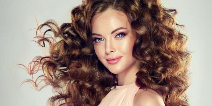 Svěží dámský střih včetně barvení nebo melíru pro všechny délky vlasů