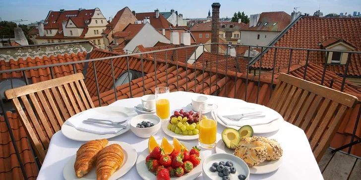 4* hotel v centru Prahy u Karlova mostu: historická budova a na pokoji naplněný minibar