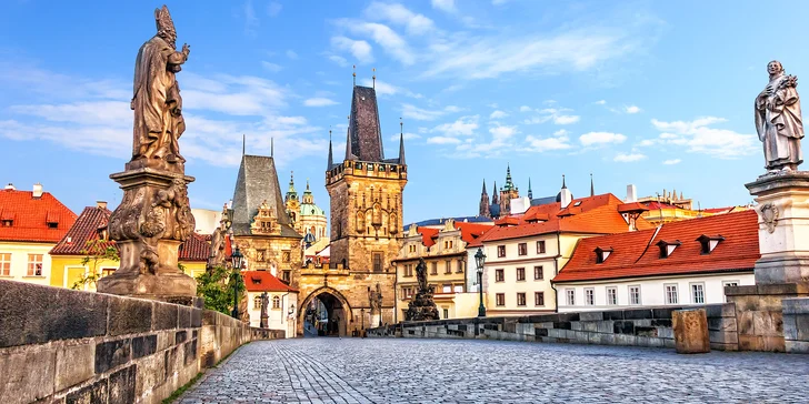 4* hotel v centru Prahy u Karlova mostu: historická budova a na pokoji naplněný minibar