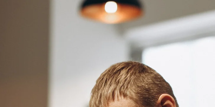 Senior barber péče pro muže: klasický střih, úprava vousů i hot towel