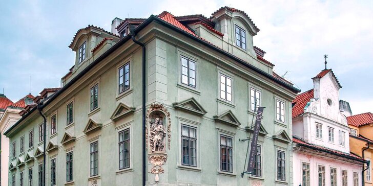 4* hotel v centru Prahy u Karlova mostu: historická budova a na pokoji naplněný minibar