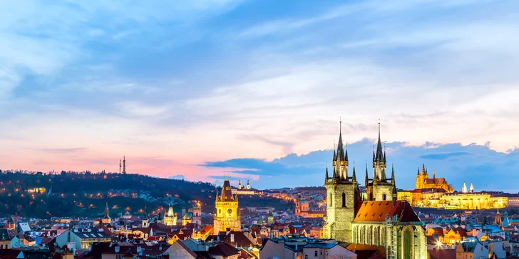 4* hotel v centru Prahy u Karlova mostu: historická budova a na pokoji naplněný minibar