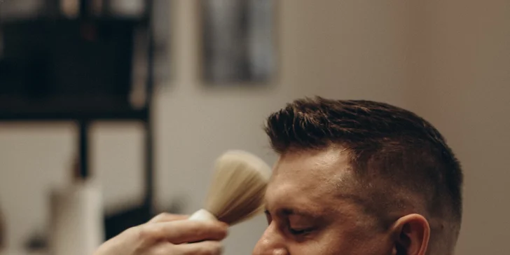 Senior barber péče pro muže: klasický střih, úprava vousů i hot towel