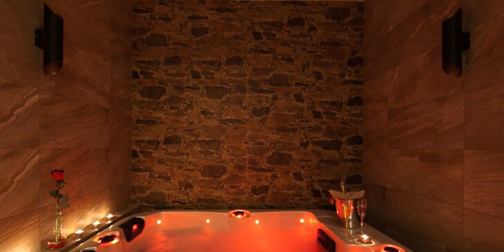 Romantika v privátním wellness: 2 hodiny ve vířivce i sauně, sekt či víno a ovocná mísa