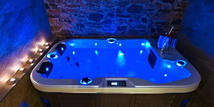 Romantika pro dva: 1–2 hodiny v privátním wellness, pizza i hodina billiardu