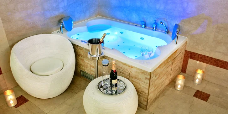 Majestátní relaxace pro dva: sauna a vířivka či vinná koupel i s láhví vína