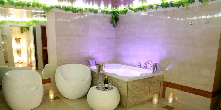 Majestátní relaxace pro dva: sauna a vířivka či vinná koupel i s láhví vína