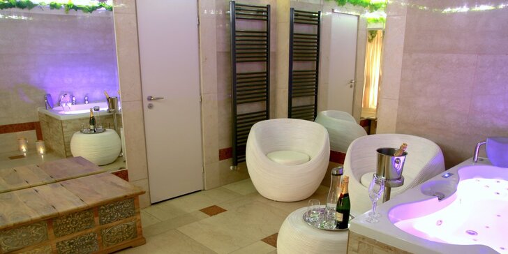 Relaxace pro dva: sauna a vířivka či vinná koupel i s láhví vína a tapas