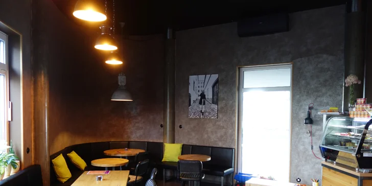 Káva a zákusek dle výběru pro 1 nebo 2 osoby: v nabídce věneček, větrník, míša dort a jiné dobroty