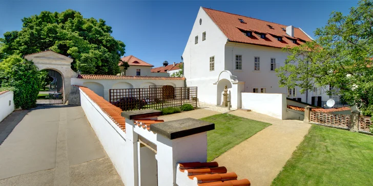 Romantický pobyt v Praze na Hradčanech: hotel v zahradě Strahovského kláštera se snídaní
