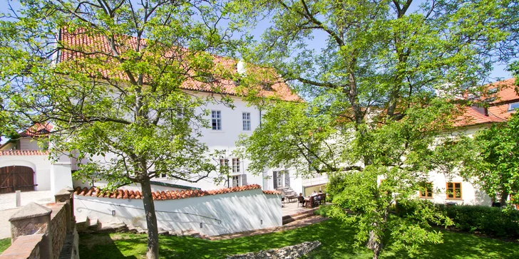 Romantický pobyt v Praze na Hradčanech: hotel v zahradě Strahovského kláštera se snídaní