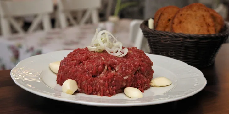 300 či 500 gramů masitého blaha: Čerstvě namíchaný tatarák až pro 4 osoby