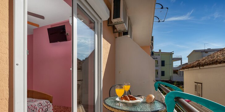 Týden v chorvatské Podgoře: pokoje s balkonem 300 metrů od oblázkové pláže