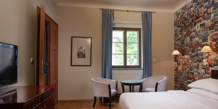4* hotel v centru Prahy u Karlova mostu: historická budova a na pokoji naplněný minibar
