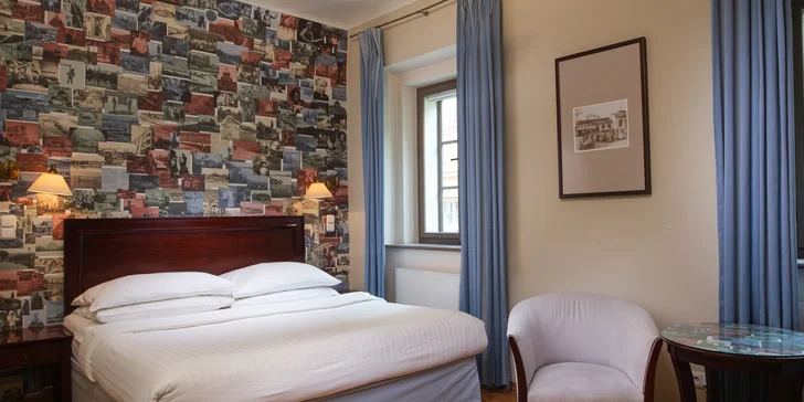 4* hotel v centru Prahy u Karlova mostu: historická budova a na pokoji naplněný minibar