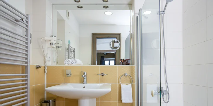 4* hotel v centru Prahy u Karlova mostu: historická budova a na pokoji naplněný minibar
