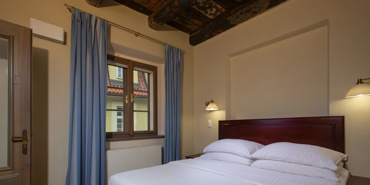 4* hotel v centru Prahy u Karlova mostu: historická budova a na pokoji naplněný minibar