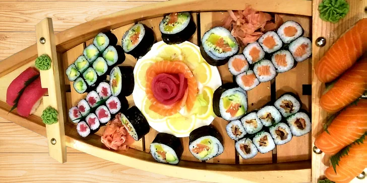 Nabité sushi sety: 24–72 kousků třeba i s polévkou nebo minizávitky