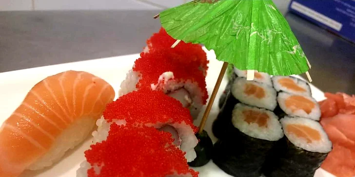 Nabité sushi sety: 24–80 kousků třeba i s polévkou, salátem nebo minizávitky