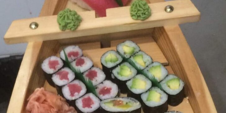 Nabité sushi sety: 24–72 kousků třeba i s polévkou, minizávitky a salátem