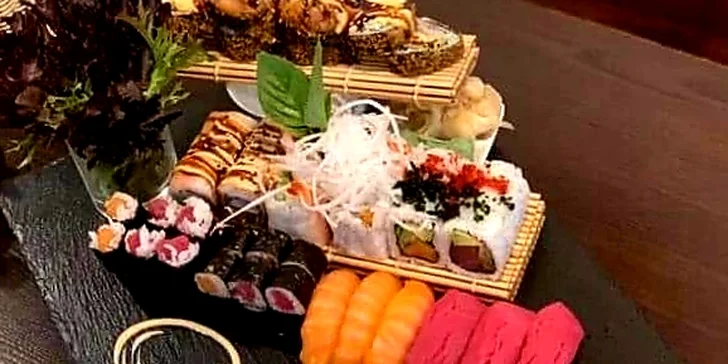 Nabité sushi sety: až 74 kousků, salát wakame, miso polévka, dezert i nápoje