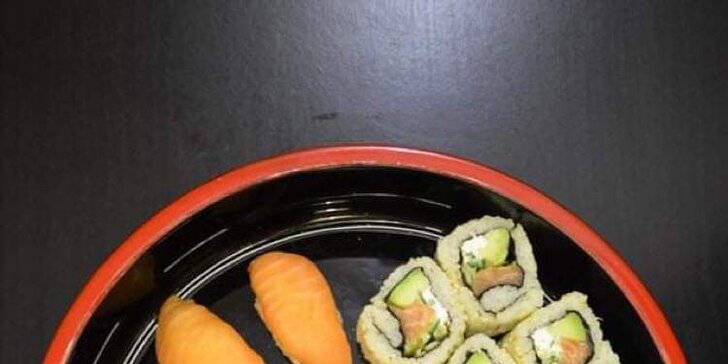 Nabité sushi sety: 24–72 kousků třeba i s polévkou, minizávitky a salátem