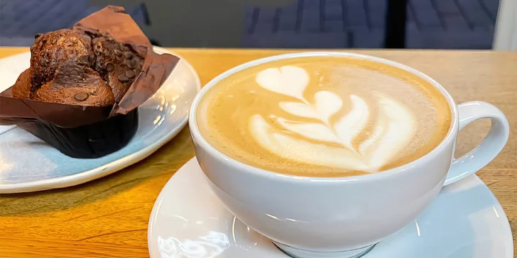 Káva a zákusek v kavárně Dobro&Dobro Cafe: espresso i cappuccino, muffin či normandský jablečný koláč