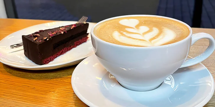Káva a zákusek v kavárně Dobro&Dobro Cafe: espresso i cappuccino, muffin či normandský jablečný koláč
