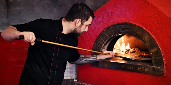 1 či 2 pizzy v italské rodinné restauraci: průměr 33 cm, výběr z 17 druhů