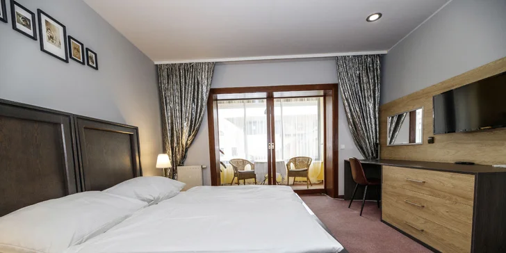 Romantika v centru Telče: hotel u zámeckého parku, polopenze i víno