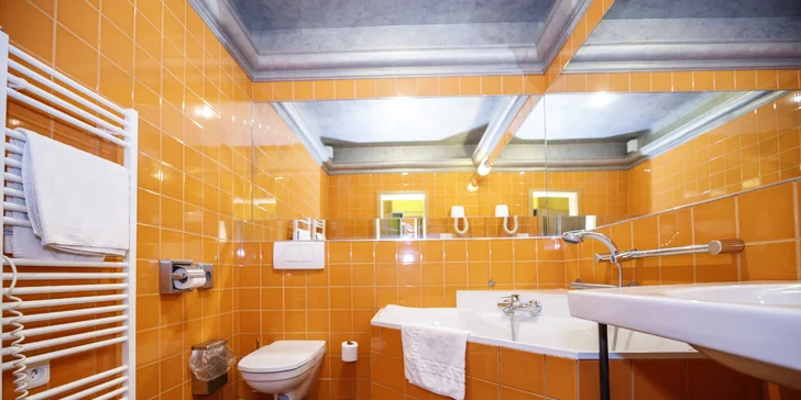 Romantika v centru Telče: hotel u zámeckého parku, polopenze i víno