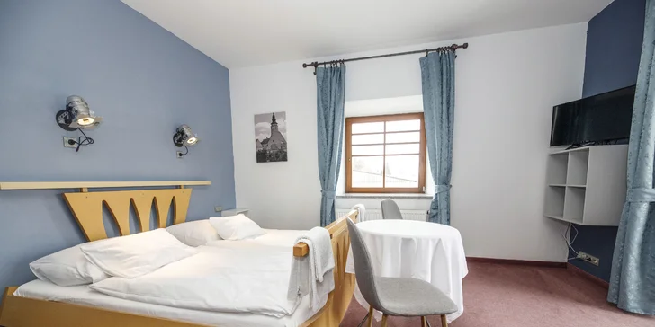 Romantika v centru Telče: hotel u zámeckého parku, polopenze i víno