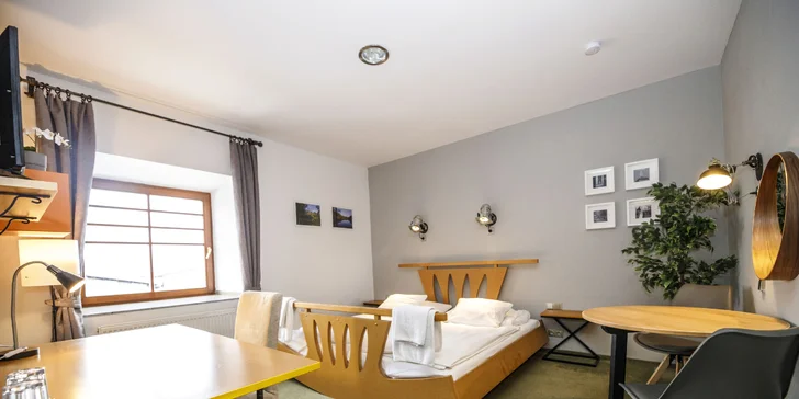 Romantika v centru Telče: hotel u zámeckého parku, polopenze i víno