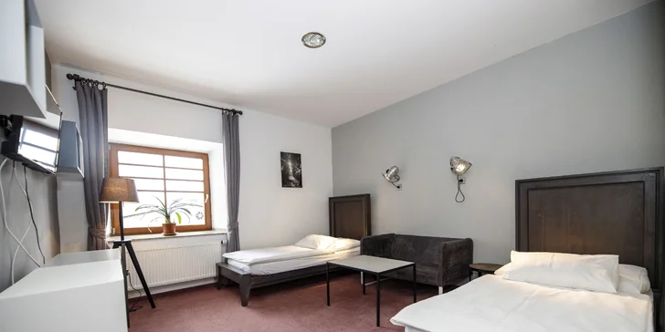 Romantika v centru Telče: hotel u zámeckého parku, polopenze i víno