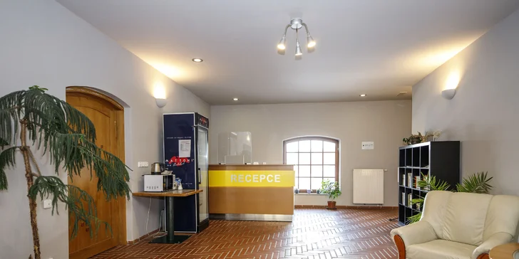 Romantika v centru Telče: hotel u zámeckého parku, polopenze i víno