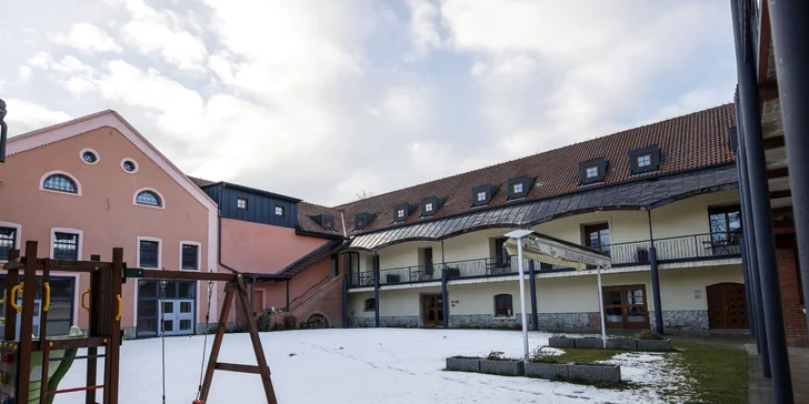 Romantika v centru Telče: hotel u zámeckého parku, polopenze i víno