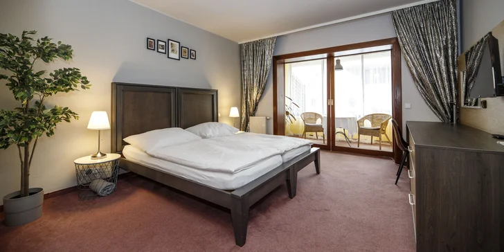 Romantika v centru Telče: hotel u zámeckého parku, polopenze i víno