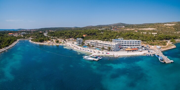 Krásný resort v chorvatském letovisku Rogoznica: snídaně, bazény a soukromá pláž