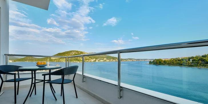 Krásný resort v chorvatském letovisku Rogoznica: snídaně, bazény a soukromá pláž