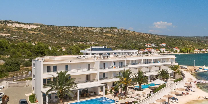 Krásný resort v chorvatském letovisku Rogoznica: snídaně, bazény a soukromá pláž