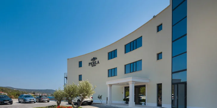 Krásný resort v chorvatském letovisku Rogoznica: snídaně, bazény a soukromá pláž