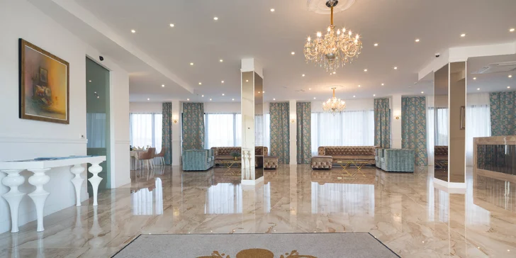 Krásný resort v chorvatském letovisku Rogoznica: snídaně, bazény a soukromá pláž