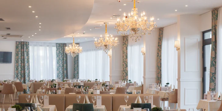 Krásný resort v chorvatském letovisku Rogoznica: snídaně, bazény a soukromá pláž
