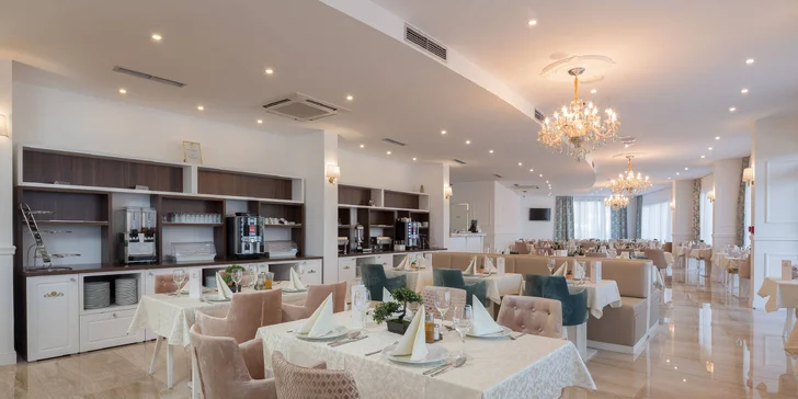 Krásný resort v chorvatském letovisku Rogoznica: snídaně, bazény a soukromá pláž