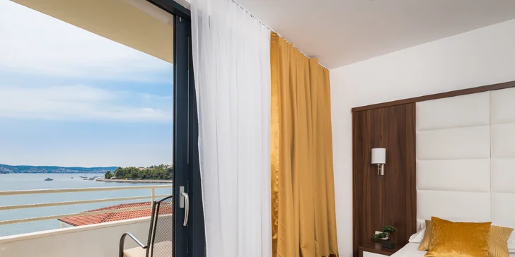 Krásný resort v chorvatském letovisku Rogoznica: snídaně, bazény a soukromá pláž