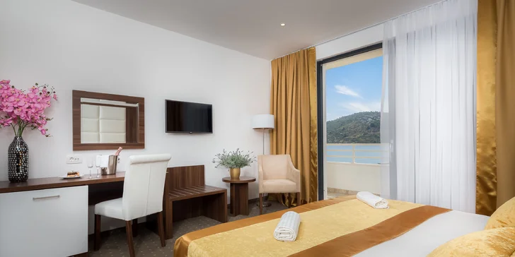 Krásný resort v chorvatském letovisku Rogoznica: snídaně, bazény a soukromá pláž